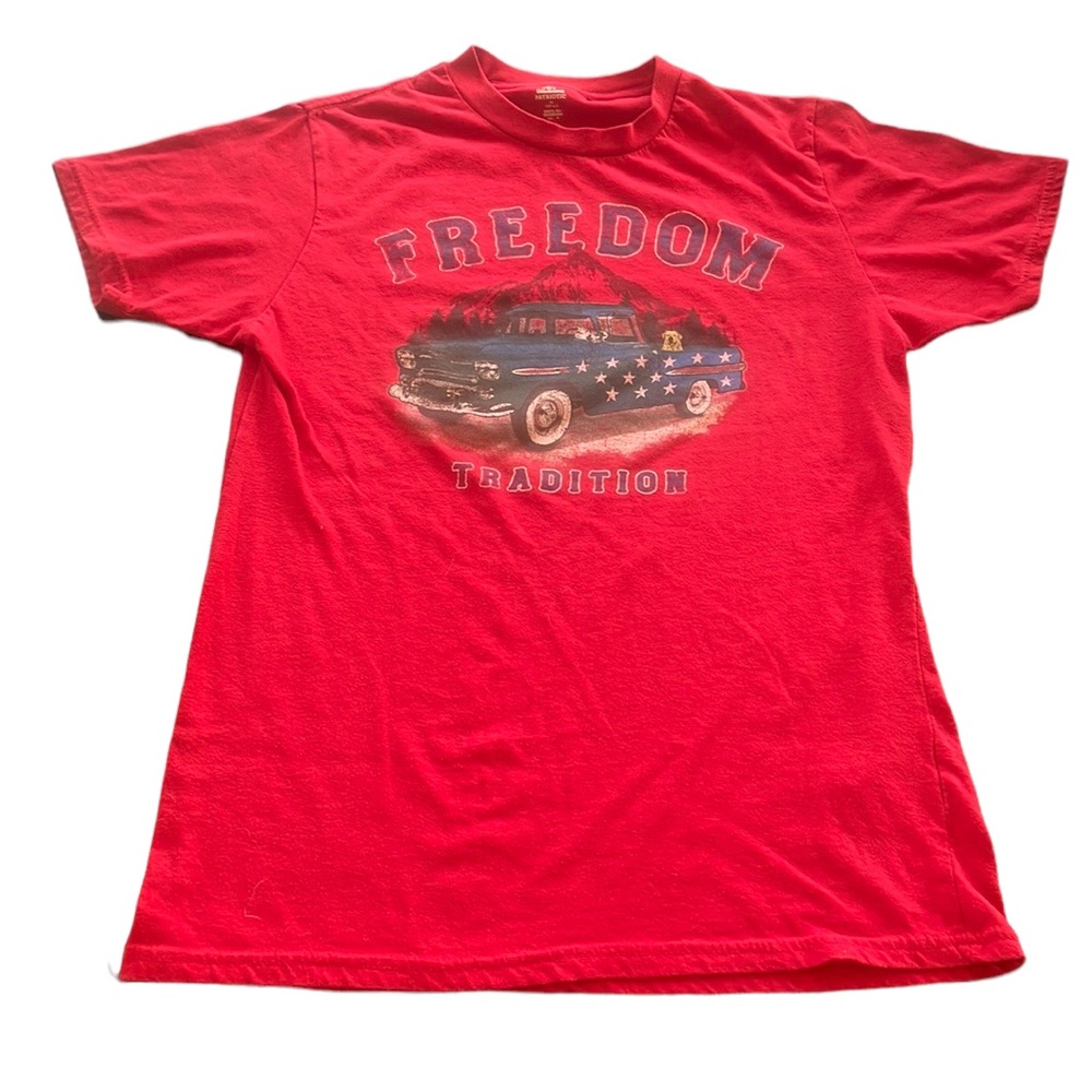 Freedom Tradition Men’s Medium (38-40).  T-Shirt.  American Flag Pickup Truck